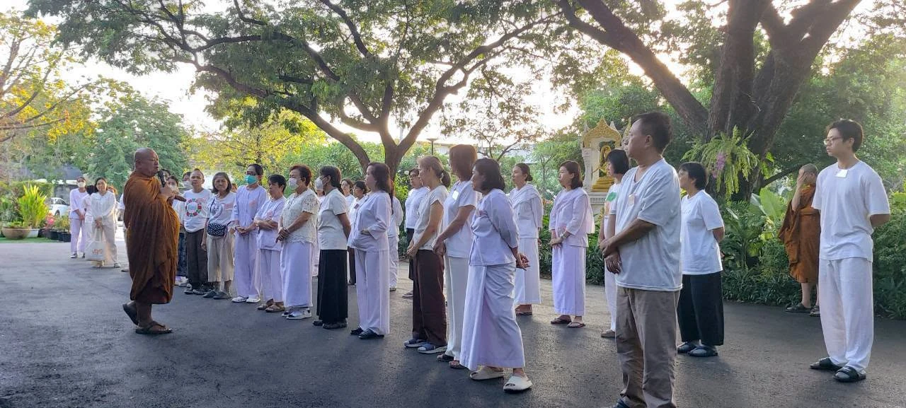 พระสงฆ์กับกลุ่มคนกลางแจ้งจากอัลบั้มหลักสูตรกลับมารู้สึกตัวเบื้องต้น ปี 2569 ไม่ระบุวันถ่ายรายภาพ