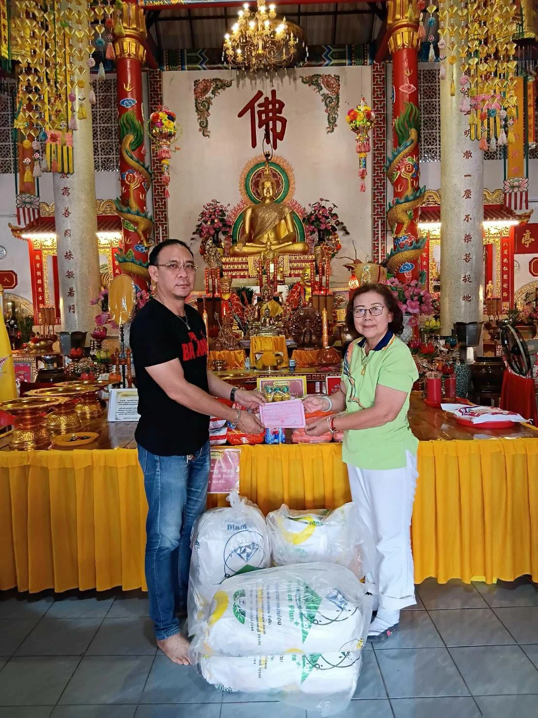 ผู้ร่วมงานและถุงข้าวสารภายในศาลเจ้าซำปอกง ภาพเตรียมงานทิ้งกระจาด ปี 2569 ไม่ใช่การแจกของวันงาน