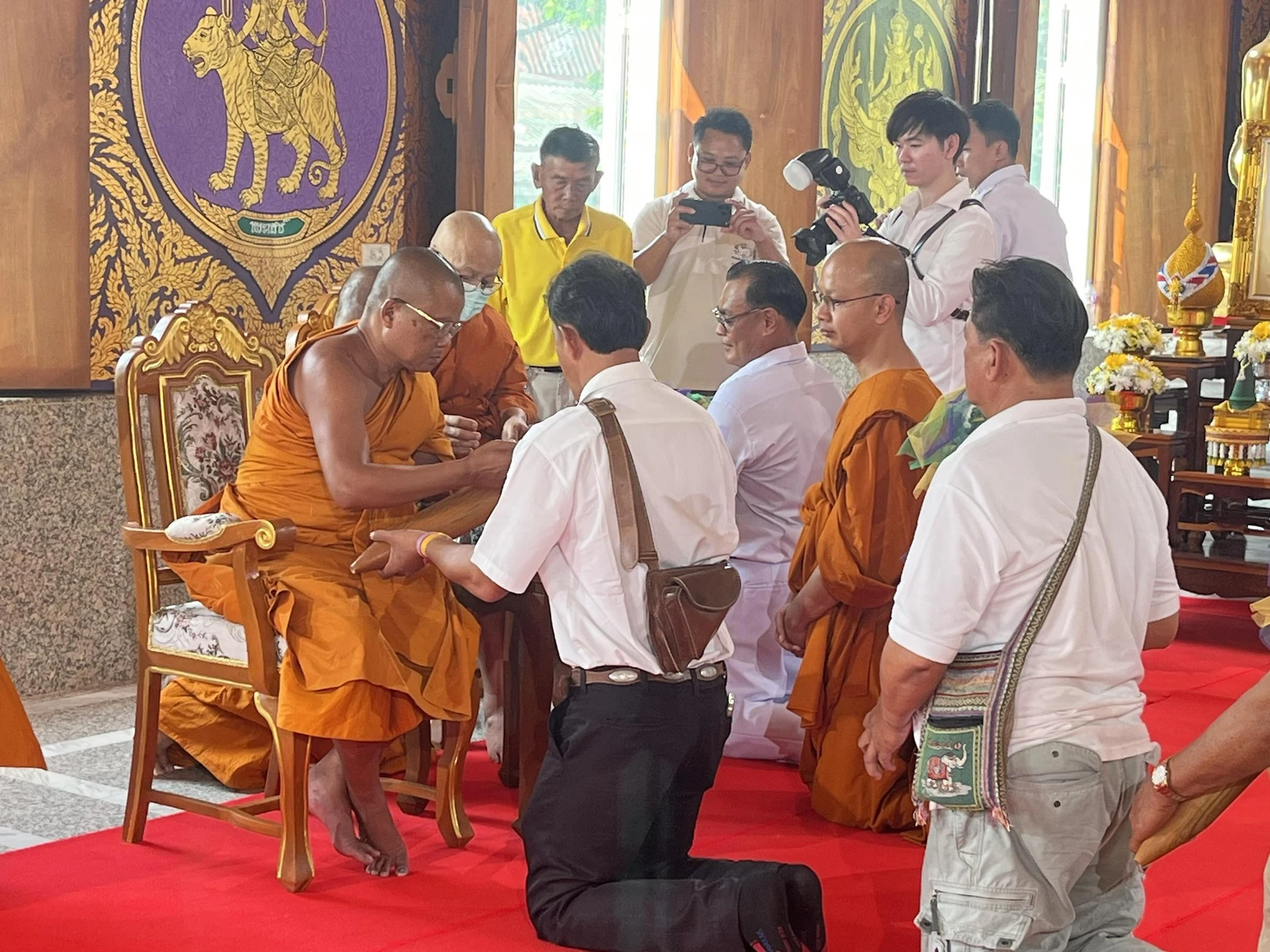 พระสงฆ์และผู้ร่วมพิธีในอุโบสถวัดท่าใหญ่สามัคคี จากรายงานพิธีปักเขตวิสุงคามสีมา 7 เมษายน 2569