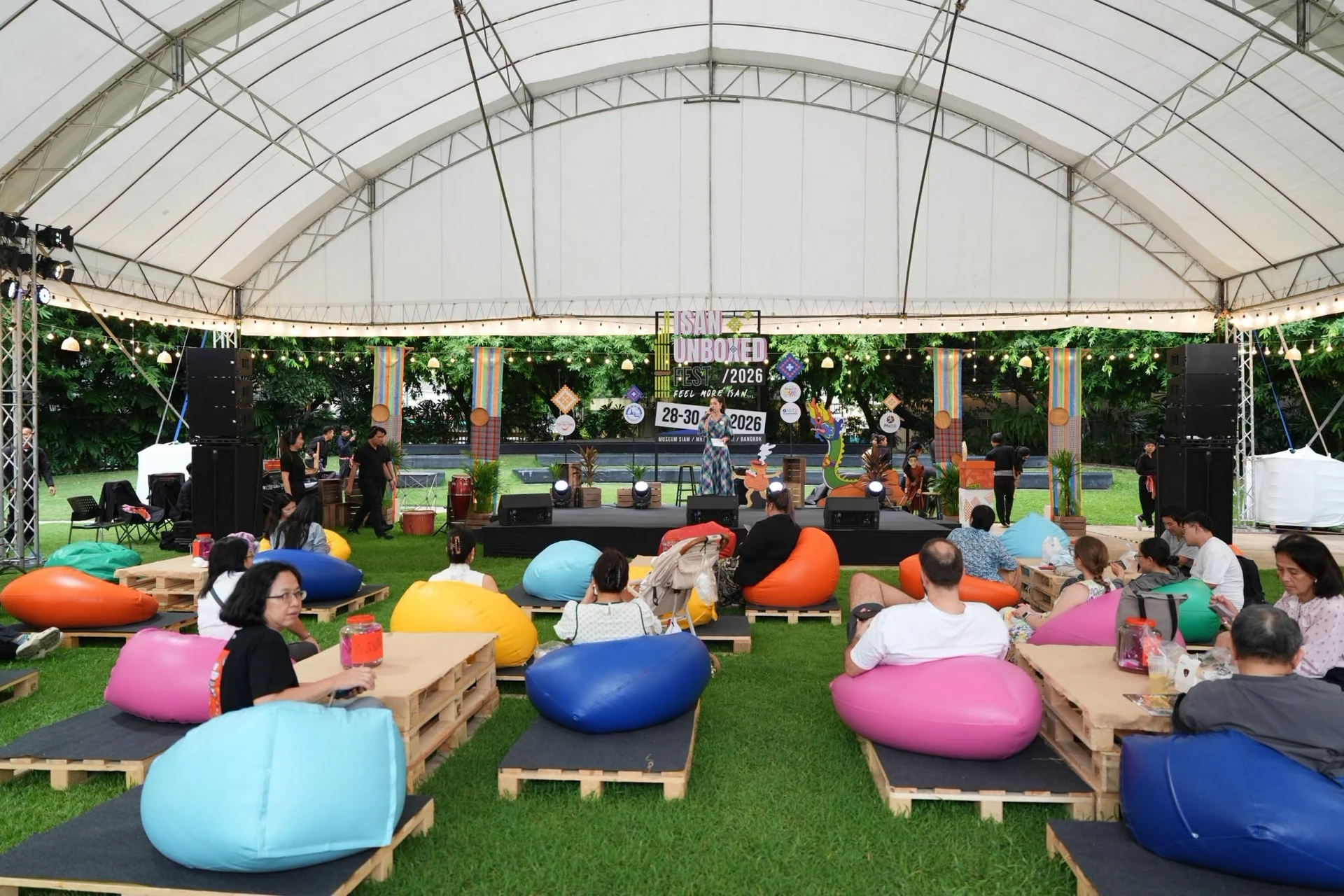 ผู้ร่วมงานนั่งชมกิจกรรมบริเวณเวที ISAN UNBOXED FEST ปี 2569