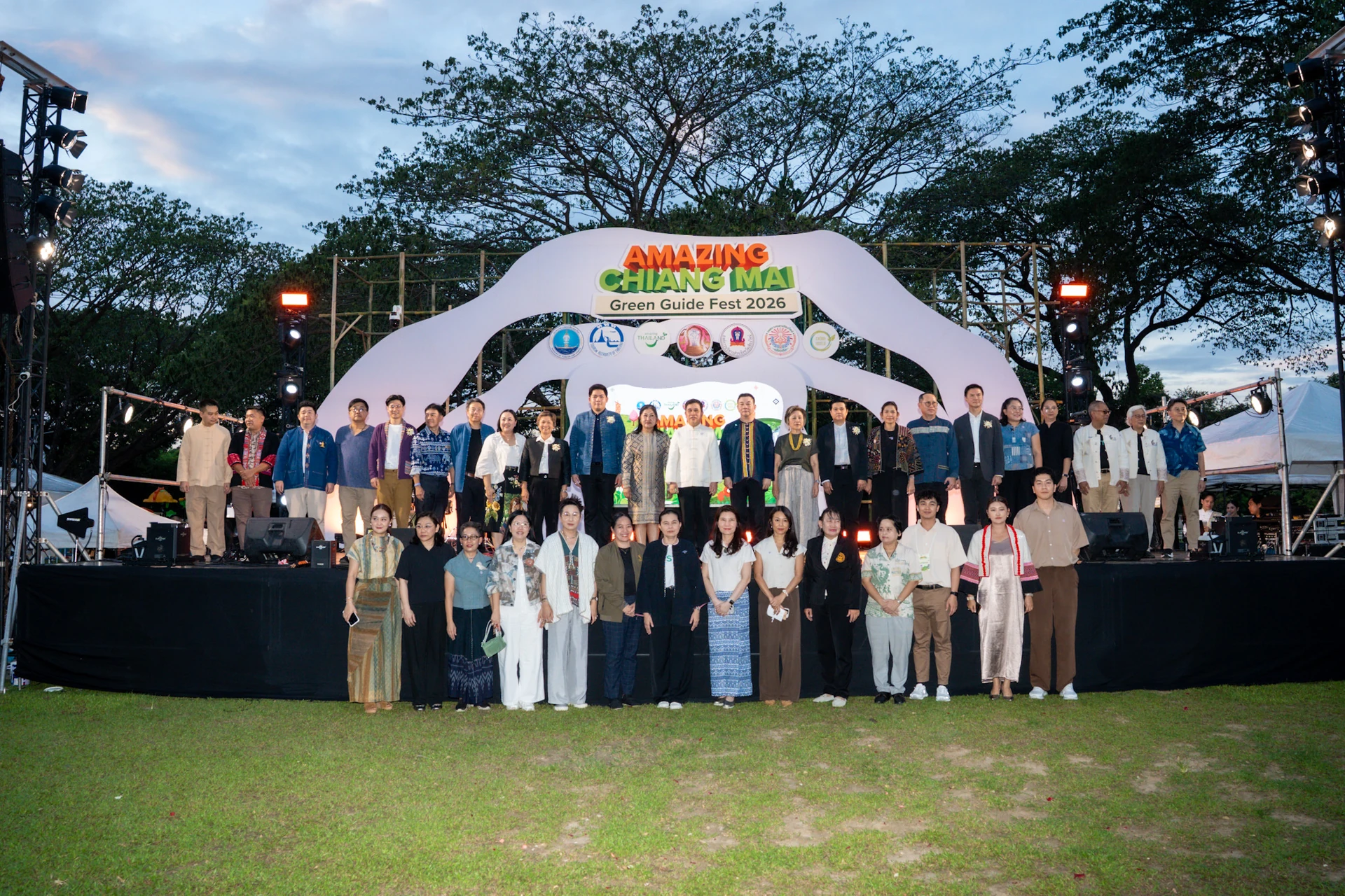 ภาพกลุ่มบนและหน้าเวทีพร้อมชื่อ Amazing Chiang Mai Green Guide Fest 2026 จากข่าวเปิดงานของ ททท.