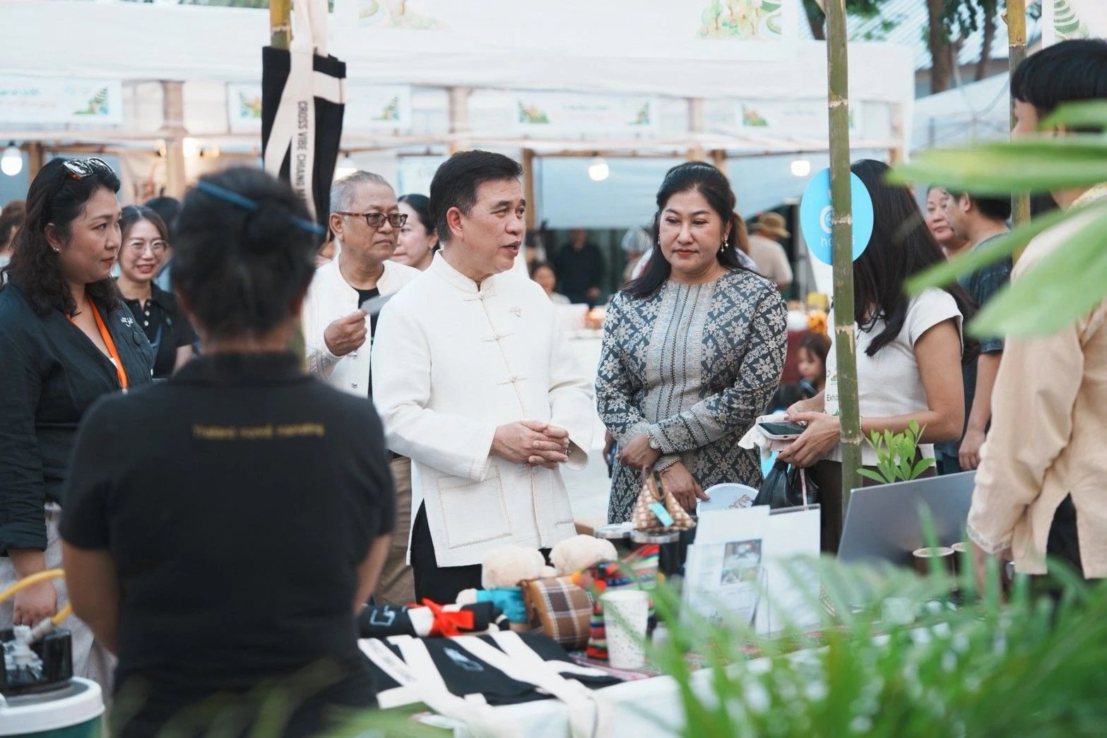 ผู้ร่วมงานบริเวณบูธสินค้า จากข่าวเปิดงาน Amazing Chiang Mai Green Guide Fest 2026 ของ ททท. ไม่ระบุบุคคลจากใบหน้า