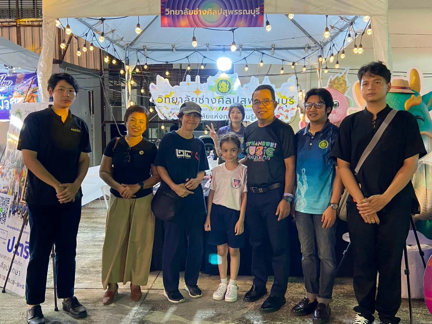 ภาพกลุ่มหน้าบูธวิทยาลัยช่างศิลปสุพรรณบุรีใน Suphanburi Music Festival มันส์เหน่อมาก ปี 2569