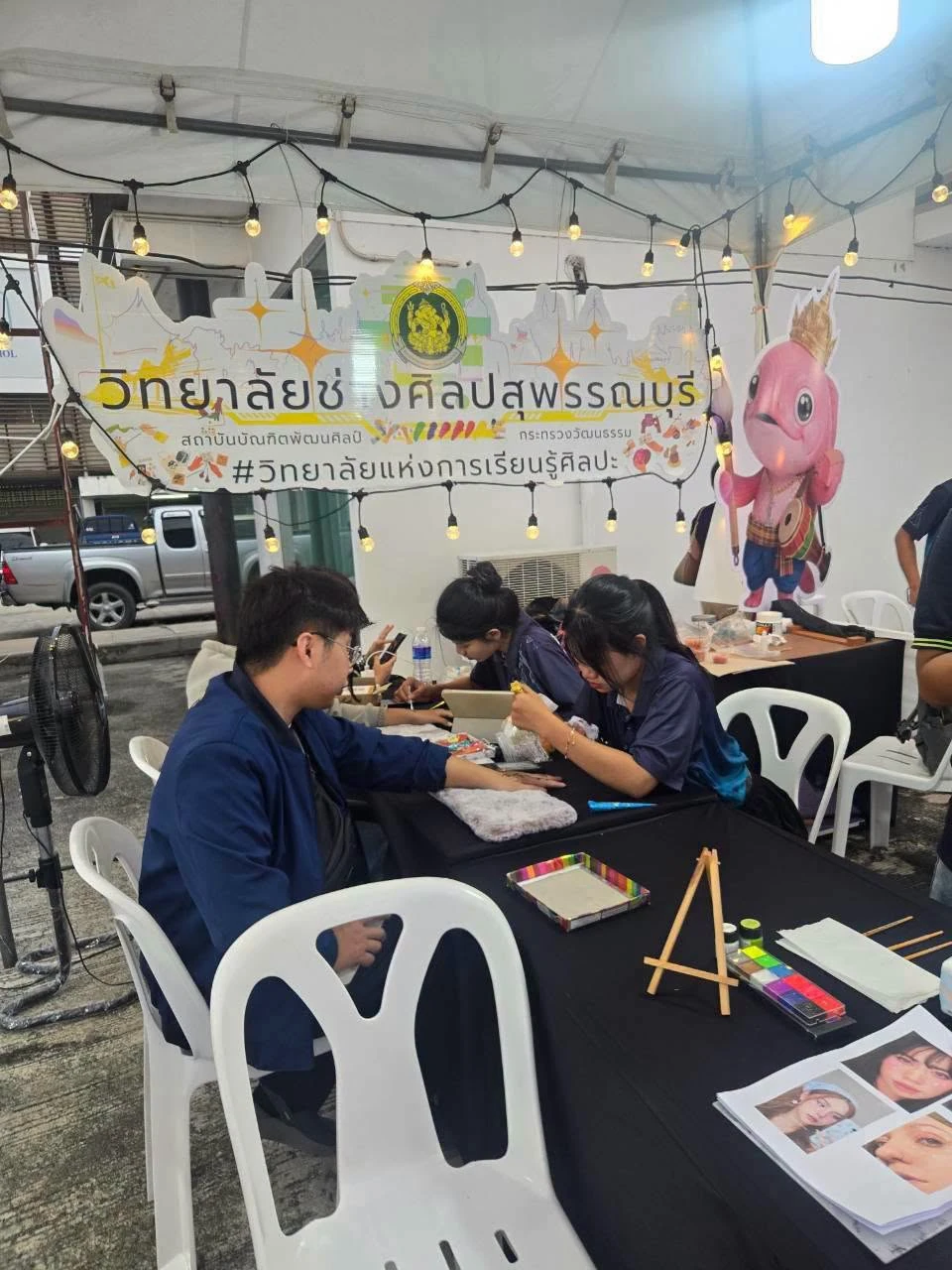 ผู้ร่วมกิจกรรมที่โต๊ะภายในบูธศิลปะวิทยาลัยช่างศิลปสุพรรณบุรีในเทศกาลปี 2569 ไม่ระบุบุคคลจากใบหน้า