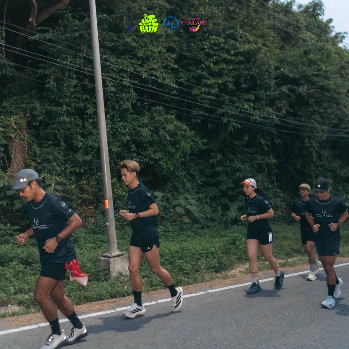 กลุ่มคนกำลังวิ่งบนถนนในชุดภาพ Route 3 สิชลจากผู้จัด RUNcation ไม่ใช่ภาพหน้าจอผลวิ่ง