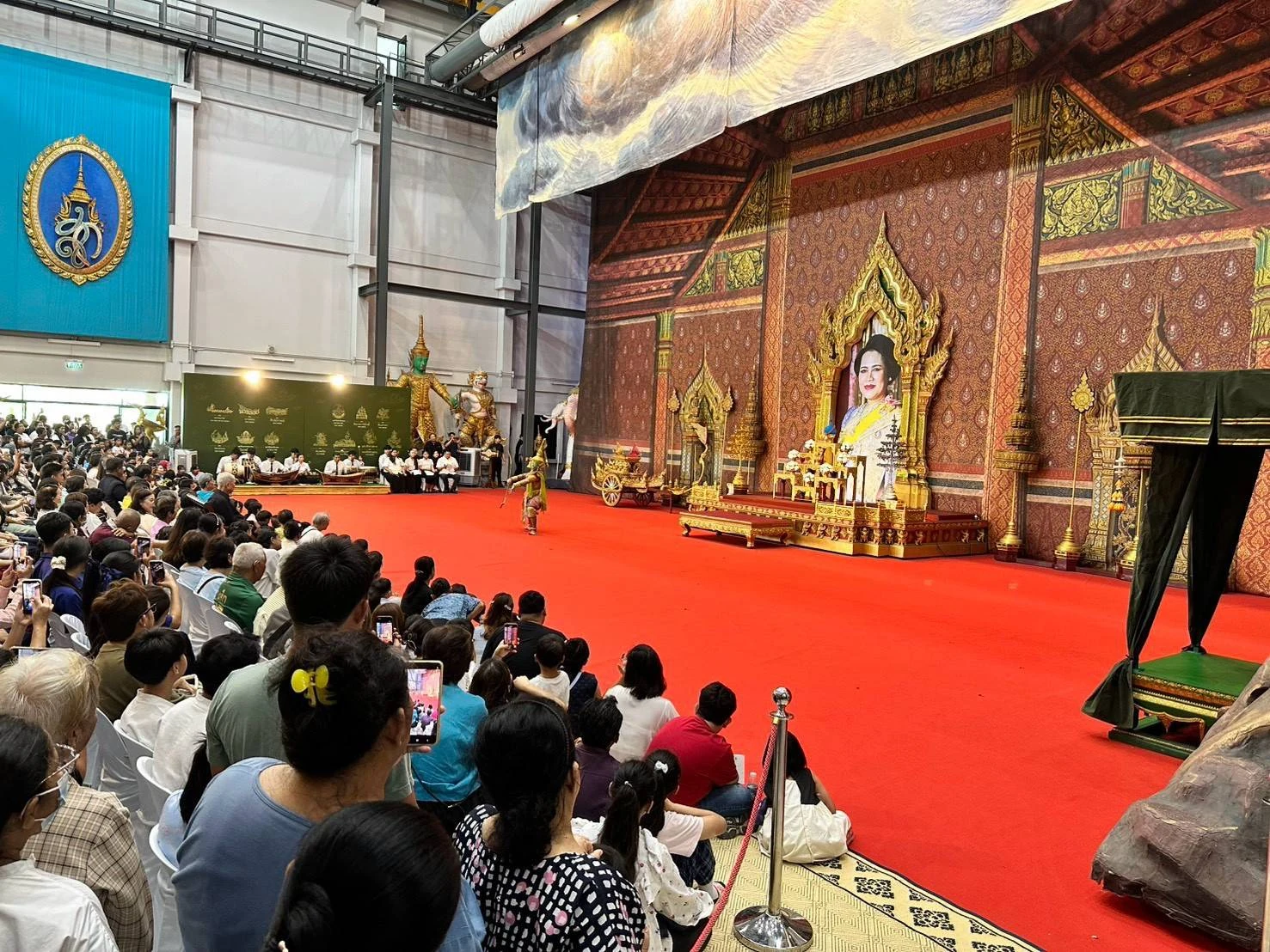 ผู้ชมและการแสดงโขนในภาพประกอบเส้นทางเกาะเกิดศิลป์ที่ ททท. เผยแพร่ ไม่ระบุปีถ่าย