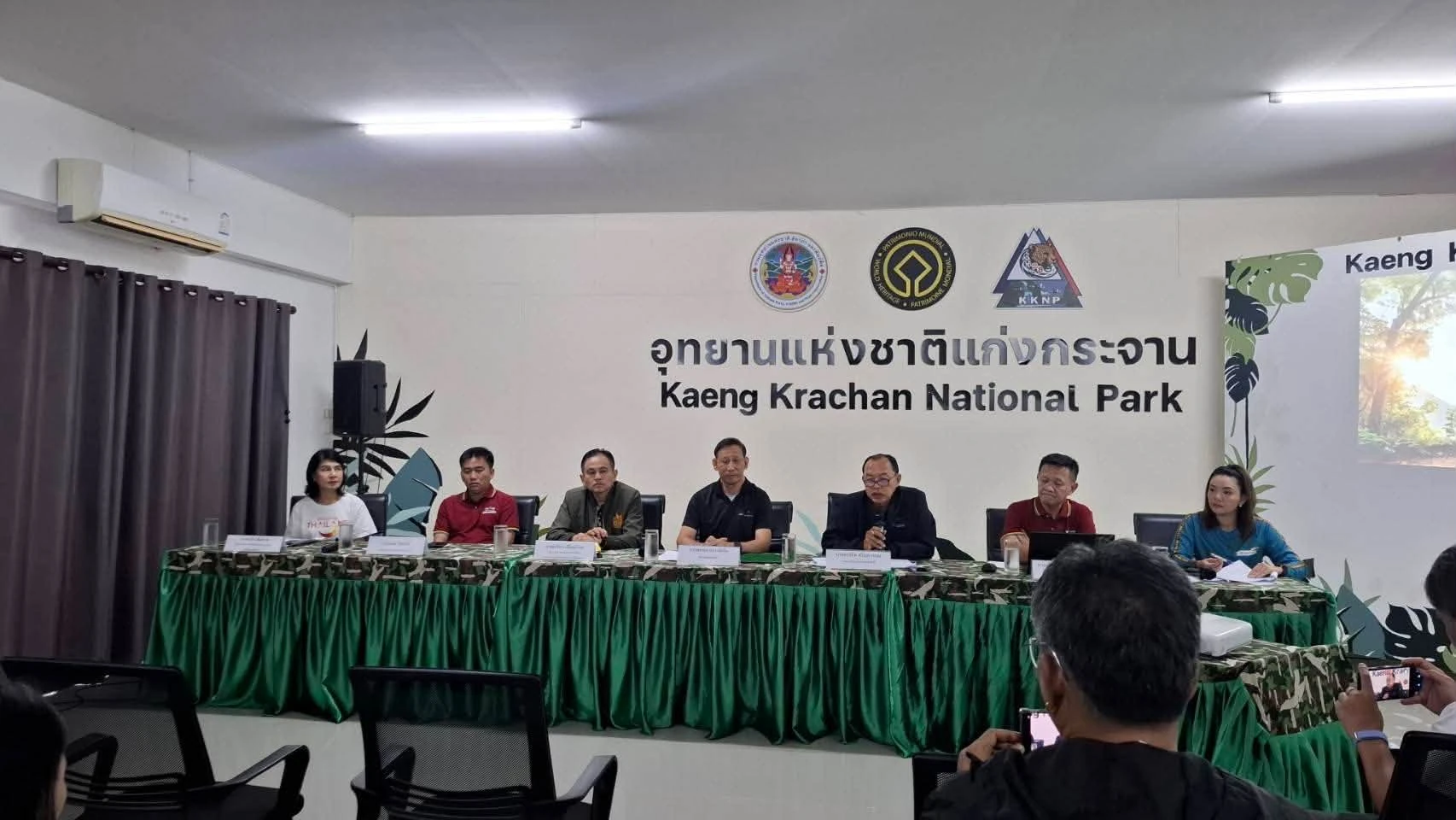 ภาพมุมกว้างโต๊ะแถลงข่าว Wild Race แก่งกระจาน จากรายงาน ททท.เพชรบุรี ปี 2569