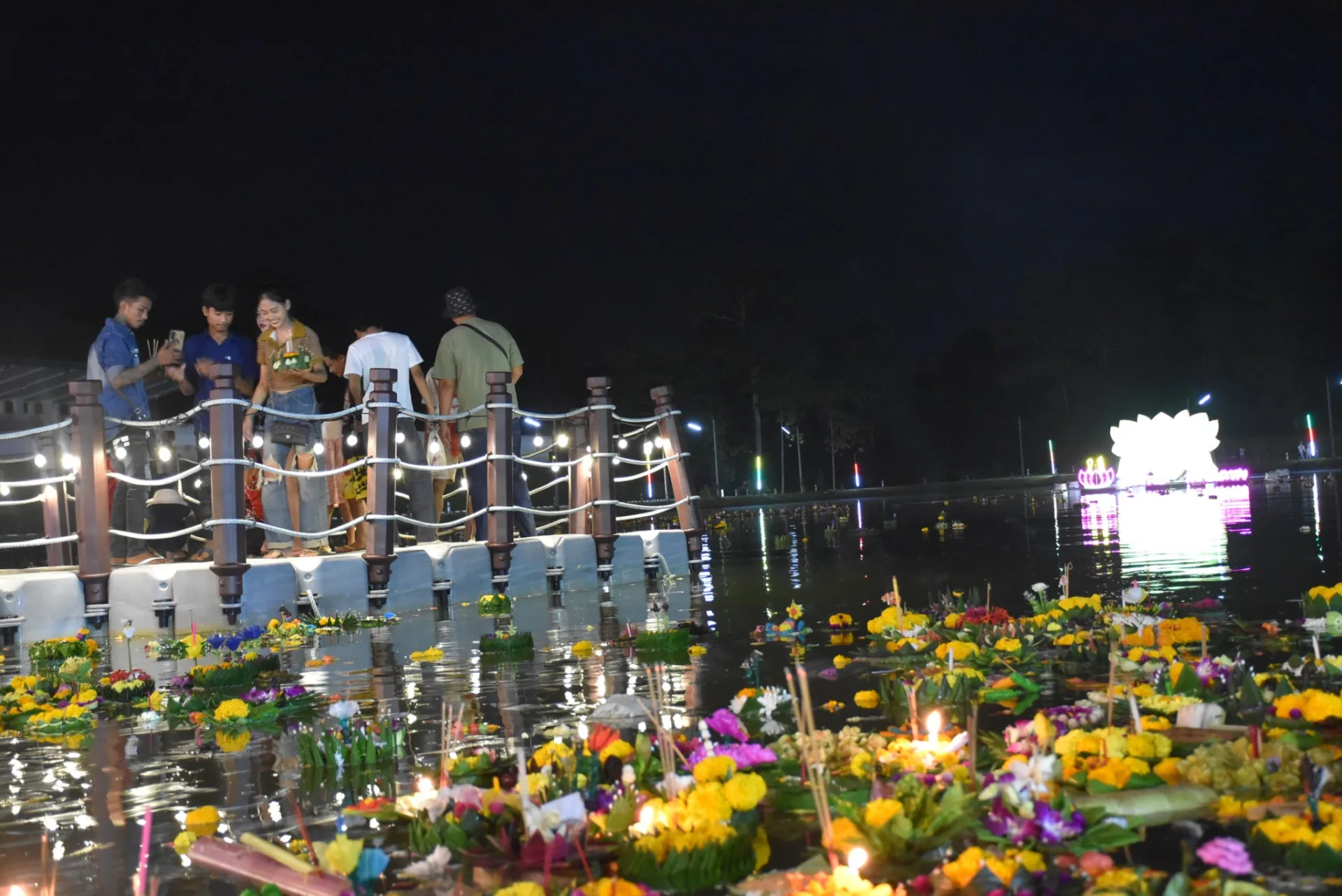 บรรยากาศลอยกระทงห้วยยอด ปี 2568