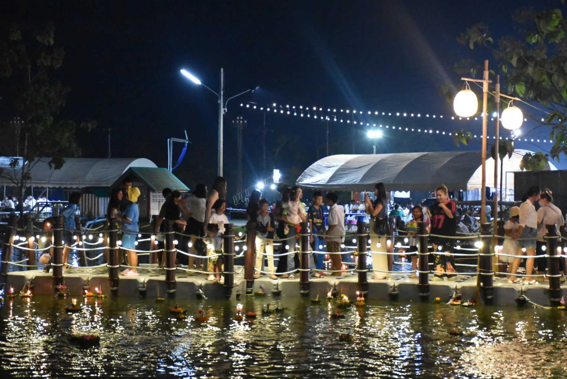 ประชาชนร่วมลอยกระทงที่สระน้ำสนามกีฬากลางห้วยยอด ปี 2568