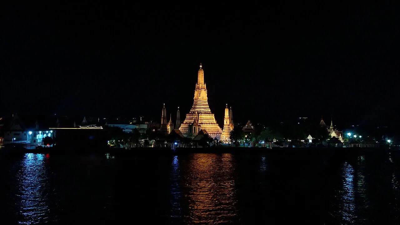 พระปรางค์วัดอรุณราชวรารามและแสงไฟยามค่ำคืน