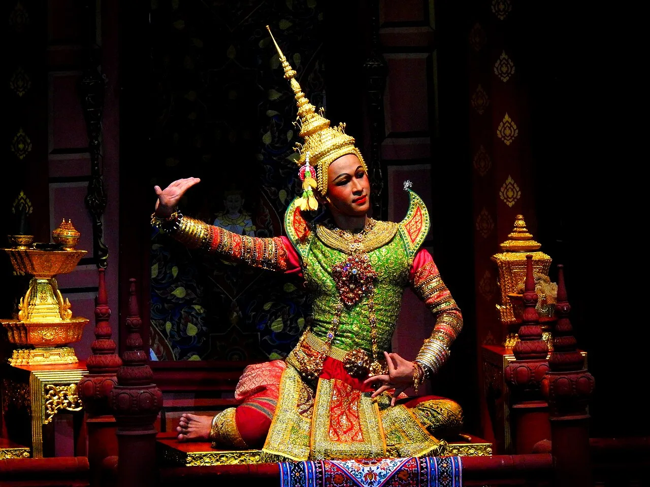 นักแสดงโขนสวมเครื่องแต่งกายบนเวทีการแสดง