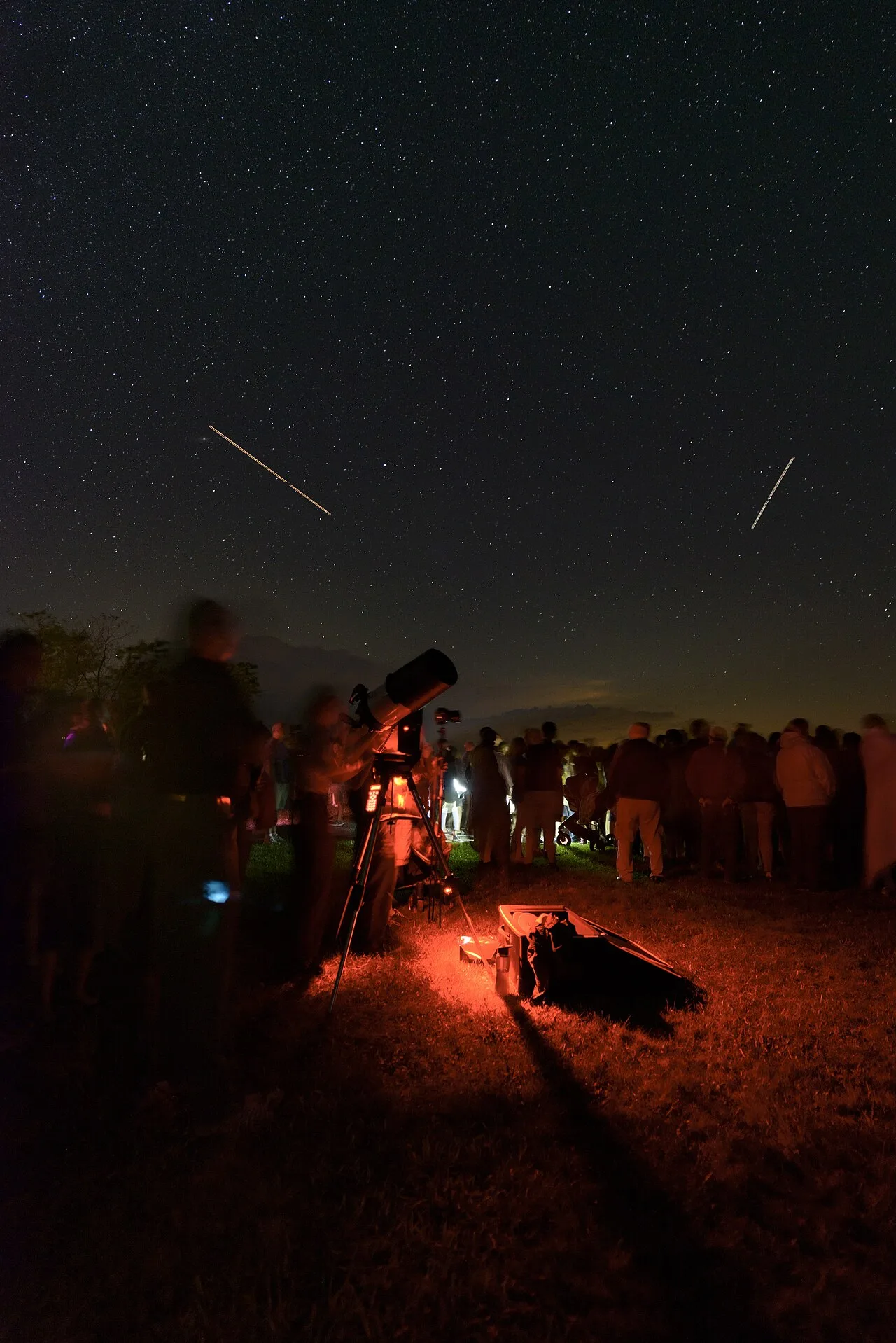 ผู้ร่วมกิจกรรมใช้กล้องโทรทรรศน์ดูดาวในอุทยาน Shenandoah