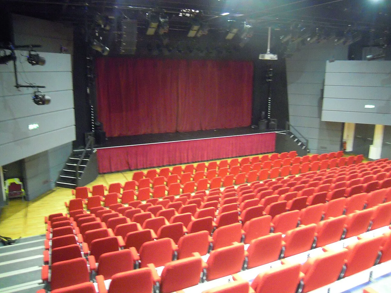ที่นั่งผู้ชมและเวทีภายในโรงละคร Camberley