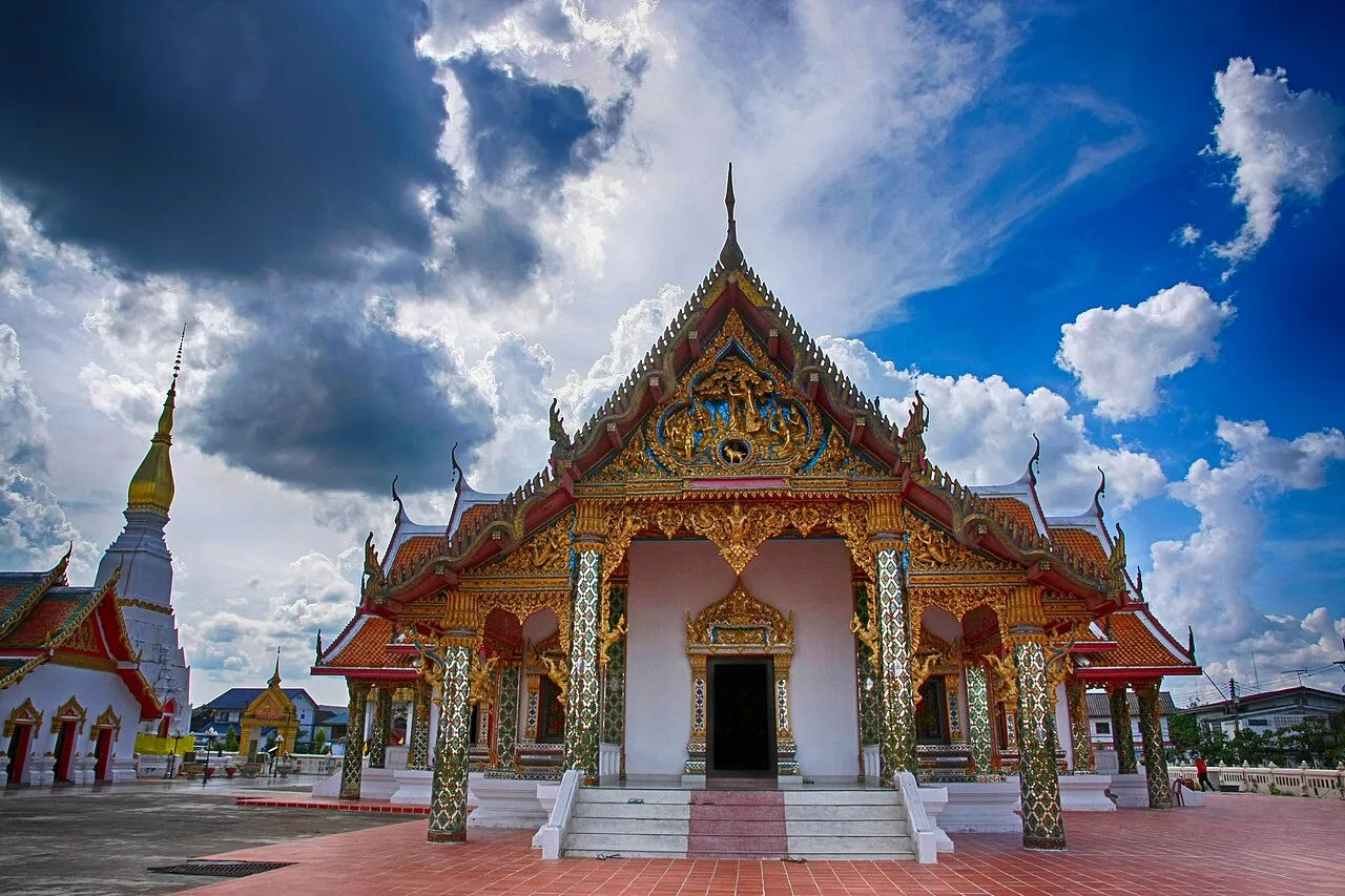 พระธาตุเชิงชุมและอาคารวัดในจังหวัดสกลนคร