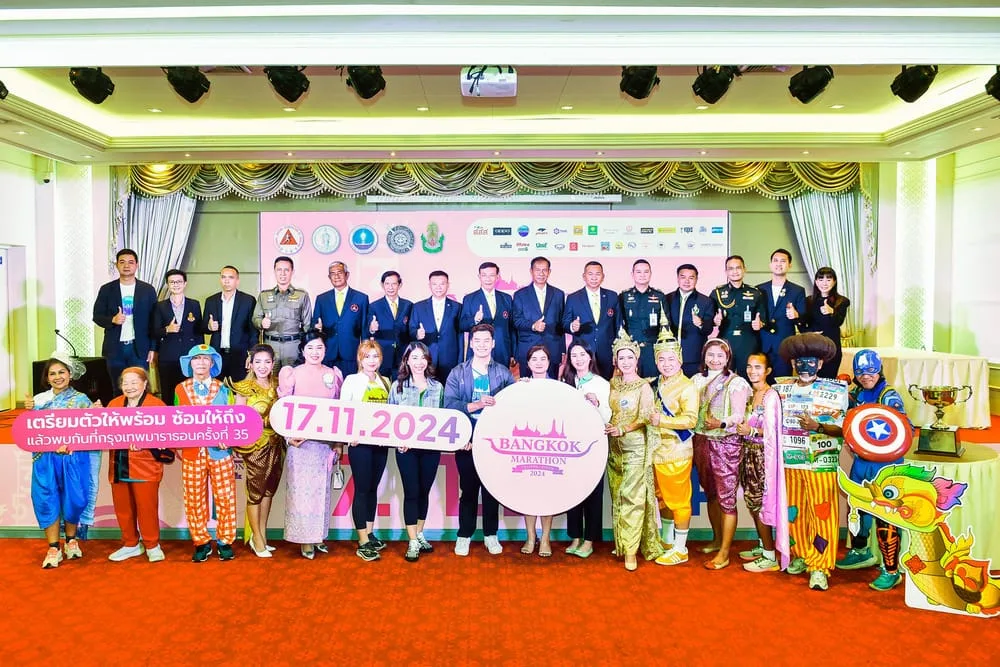 ภาพหมู่ผู้จัดและผู้ร่วมงานแถลงข่าวกรุงเทพมาราธอน ครั้งที่ 35 ปี 2567 — ภาพย้อนหลังจากข่าวประชาสัมพันธ์ ไม่ใช่ภาพการแข่งขันครั้งที่ 37