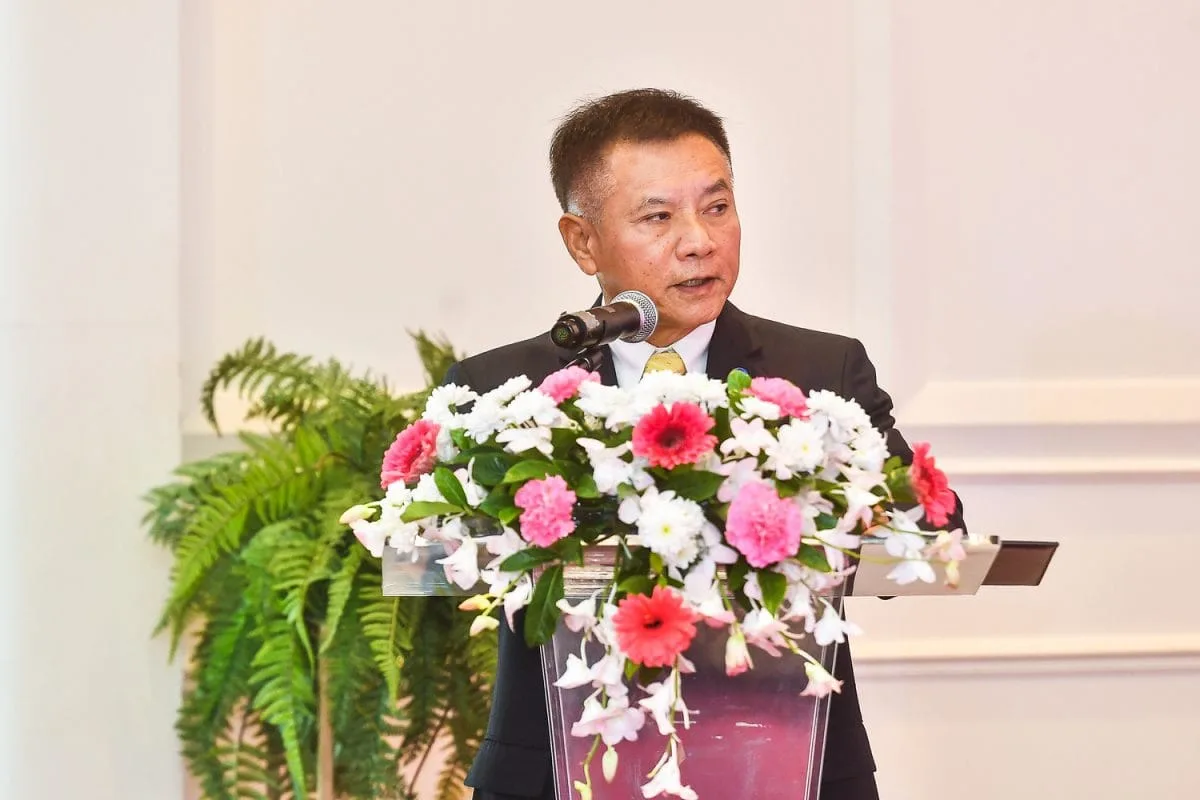 ผู้แทนสมาคมนักวิ่งเพื่อสุขภาพแห่งประเทศไทยกล่าวในงานแถลงข่าวกรุงเทพมาราธอน ครั้งที่ 35 ปี 2567 — ภาพย้อนหลัง ไม่ใช่งานครั้งที่ 37